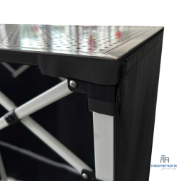 Bâche noire couvrant le devant et les côtés