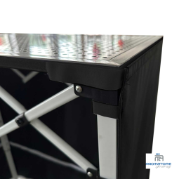 Bâche noire couvrant le devant et les côtés